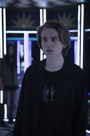 Chester (Henry Strand) und Violetta (Hannah Ogawa) im Spiegellabyrinth.