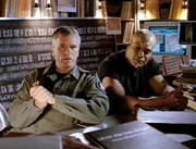 Jack (Richard Dean Anderson, li.) und Teal'c (Christopher Judge) m&uuml;ssen Latein lernen. Sie sollen Daniel bei der Entschl&uuml;sselung der Inschrift helfen.