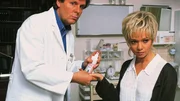 Dr. Stefan Frank (Sigmar Solbach) behandelt eine Schnittverletzung bei Nicole Wandler (Iris Junik).