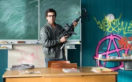 Bankr&auml;uber und Aushilfslehrer Zeki M&uuml;ller (Elyas M'Barek) bringt den Kids der 10b ganz schnell bei, dass man sich niemals mit dem Falschen anlegen sollte ...