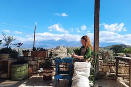 Am lybischen Meer bereitet Anna Gianoutsous den wilden Malotira-Tee f&uuml;r den Verkauf im Kr&auml;uterladen ihres Vaters vor.