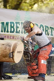 Das Mordopfer feierte ziemlich gro&szlig;e Erfolge im Holzf&auml;llersport. Helga Thisk (Stephanie Czajkowski) z&auml;hlt zur gr&ouml;&szlig;ten Konkurrentin des Opfers und hat f&uuml;r die Ermittler ein ganz eindeutiges Tatmotiv.