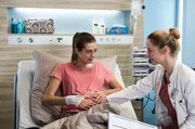 Zoes Baby macht sich zum ersten Mal bemerkbar. Sie teilt diesen besonderen Moment mit Julia. Zoes Baby macht sich zum ersten Mal bemerkbar. Sie teilt diesen besonderen Moment mit Julia.