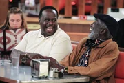 Voller Spannung erwartet Earl (Garrett Morris, r.) seinen erfolgreichen Sohn Darius (Cedric "The Entertainer", vorne l.) und erf&auml;hrt w&auml;hrend des Wartens unerwartete Neuigkeiten ...