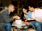 MDR Fernsehen IN ALLER FREUNDSCHAFT FOLGE 13, "Kinderw&uuml;nsche", am Dienstag (24.01.12) um 12:30 Uhr. Daniel Wander (Simon Licht) zeigt Nicolas Claasen (Martin Halm) und Maia Dietz (Ina Rudolph) das Modell des Hauses.