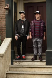 Jake Peralta (Andy Samberg, l.); Charles Boyle (Joe Lo Truglio, r.)