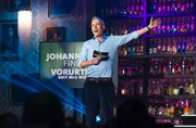 Gastgeber Johann K&ouml;nig widmet sich Woche f&uuml;r Woche einem gro&szlig;en Thema und wird von einer Riege gro&szlig;artiger Comedians unterst&uuml;tzt.