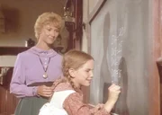 Mit der Hilfe ihrer Lehrerin Miss Beadle (Charlotte Stewart, l.) macht Laura (Melissa Gilbert, r.) große Fortschritte im Unterricht. Mit der Hilfe ihrer Lehrerin Miss Beadle (Charlotte Stewart, l.) macht Laura (Melissa Gilbert, r.) große Fortschritte im Unterricht.