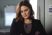 Brennan (Emily Deschanel) ist in gro&szlig;er Sorge um ihre Familie, die zur Zielscheibe eines raches&uuml;chtigen M&ouml;rders wurde.