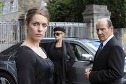 Marie (Lisa Martinek, l.) bleibt fast die Luft weg, als Holger Rensberg (J&uuml;rgen Schornagel, r.) ihr die Schuld an Charles' Tod gibt und den Tag verflucht, an dem sie seine Frau geworden ist. Marina (Ingeborg Westphal, M.) schaut nur teilnahmslos zu ...
