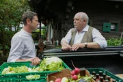 Bezirksinspektor Klaus Lechner (Andreas Kiendl, l.) sp&uuml;rt, dass ihm Erwin Happich (Karl Fischer, r.) etwas verschwiegen hat.