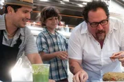 Carl (Jon Favreau, r.), Sohn Percy (Emjay Anthony, M.) und Carls Kollege und Freund Martin (John Leguizamo, l.) kochen und leben zusammen, w&auml;hrend sie den Food-Truck von Miami nach L.A. kutschieren.