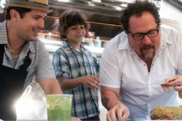 Carl (Jon Favreau, r.), Sohn Percy (Emjay Anthony, M.) und Carls Kollege und Freund Martin (John Leguizamo, l.) kochen und leben zusammen, w&auml;hrend sie den Food-Truck von Miami nach L.A. kutschieren.
