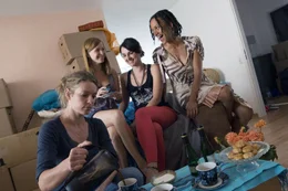 Marie (Lisa Martinek, l.) lernt ihre Nachbarinnen Sonja (Jasmin Schwiers, 2.v.l.), Valeska (Miranda Leonhardt, 2.v.r.) und Rana (Sarah Masuch, r.) kennen. Diese offenbaren der &uuml;berraschten Marie, dass sie als Prostituierte arbeiten ...