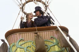 In Paris trifft Phileas Fogg (Steve Coogan) auf die sch&ouml;ne Monique (C&eacute;cile de France), die sich unbedingt der Weltumrundung anschlie&szlig;en m&ouml;chte.