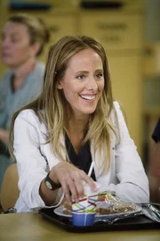 Owen &uuml;berrascht Cristina mit einem Geschenk in Form einer neuen Kardiologie-G&ouml;ttin (Kim Raver), die nicht nur mit ihm befreundet ist, sondern auch noch aussieht wie eine Barbie. Cristina ist misstrauisch ...