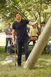 Um ein besseres Verst&auml;ndnis zum Tatvorgang des mutma&szlig;lichen M&ouml;rders zu bekommen, setzt Booth (David Boreanaz) sich aktiv mit dem Holzf&auml;llersport auseinander.