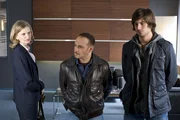 Schrankmann (Kerstin Thielemann, li.) hat herausgefunden, dass der Schuss aus Bens Waffe kam und stellt Semir (Erdogan Atalay, Mi.) und Ben (Tom Beck) zur Rede.