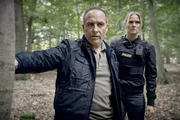 Semir (Erdogan Atalay) und Vicky (Pia Stutzenstein) verfolgen den Geiselgangster und finden eine Blutspur im Wald.