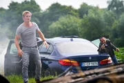 Paul (Daniel Roesner, l.) und Semir (Erdogan Atalay) haben eine Unfallstelle zu spät erkannt und und könnten gerade noch in ein Feld ausweichen. Plötzlich erkennen sie die Geisel Krüger und die Geiselgangster, die weiter fliehen wollen. Paul (Daniel Roesner, l.) und Semir (Erdogan Atalay) haben eine Unfallstelle zu spät erkannt und und könnten gerade noch in ein Feld ausweichen. Plötzlich erkennen sie die Geisel Krüger und die Geiselgangster, die weiter fliehen wollen.