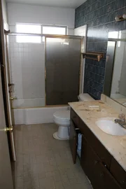 L&auml;sst sich aus diesem Badezimmer mehr rausholen? Christina und Tarek El Moussa geben sich alle M&uuml;he ...