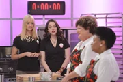 So einfach wie sich das Caroline (Beth Behrs, l.) und Max (Kat Dennings, 2.v.l.) vorgestellt haben, ist ein "Cupcake Krieg" gegen Felicia (Frances Callier, r.) und Blanche (Mary Pat Gleason, 2.v.r.) dann doch nicht ...