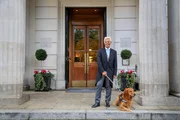 Gassi-Gehen mit der Butlerin: Auch vierbeinigen G&auml;sten wird im "Lanesborough Hotel" jeder Wunsch von den Augen abgelesen.
