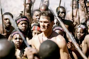 Der Abenteurer Allan Quatermain (Patrick Swayze) wird von kampflustigen Kriegern umzingelt.