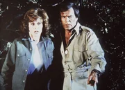 Jennifer (Stefanie Powers, l.) und Jonathan (Robert Wagner, r.) &ndash; Szene mit wilden Tieren.