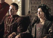 Das K&ouml;nigspaar sitzend: Maria Doyle Kennedy als K&ouml;nigin Katharina von Aragon, Jonathan Rhys Meyers als K&ouml;nig Heinrich VIII.