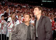 Semir (Erdogan Atalay, l.) und Tom (Rene Steinke) suchen w&auml;hrend eines Eishockey-Spiels in der Arena den Attent&auml;ter - bei den Menschenmassen kein leichtes Unterfangen...