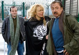 MDR Fernsehen ROMEO UND JUTTA, "Fernsehfilm Deutschland 2009", am Samstag (05.06.10) um 20:15 Uhr. Bei einer Friedensdemo nimmt Oktavio (Wolfgang Stumph) mit der ahnungslosen Jutta (Katja Riemann) Kontakt auf. Ihr "Schatten" Reinhold (Bernhard Sch&uuml;tz, links) l&auml;sst sie nicht aus den Augen.