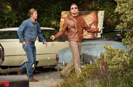 L-R: Cliff Booth (Brad Pitt), Rick Dalton (Leonardo DiCaprio)