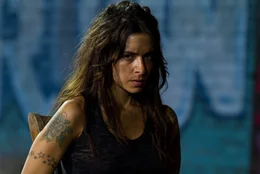 Ist eindeutig die Tochter ihres Vaters und l&auml;sst sich nicht von einem unangenehmen Gangster die Butter vom Brot nehmen: Lisa (Sarah Shahi) ...