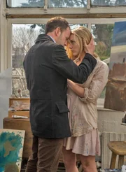 Als pl&ouml;tzlich Irene (Natalie Dormer, r.) auftaucht, ver&auml;ndert das das Leben von Sherlock Holmes (Jonny Lee Miller, l.) schlagartig ...