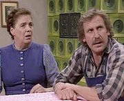 L-R: Resi Gundler (Gerda Steiner-Paltzer) und Flori Gundler (Hermann Giefer)