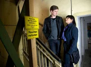 Caro Strehle (Sandra S. Leonhard) begutachtet das Haus, das Roland und Pia Heilmann gekauft haben. Ihr Fazit: abrei&szlig;en und neu bauen. Jakob Heilmann (Karsten K&uuml;hn) bittet seine Freundin, das f&uuml;r sich zu behalten, als Roland und Pia euphorisch fragen, wie Caro das Haus gef&auml;llt.