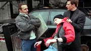 Nach der Verfolgungsjagd k&ouml;nnen Tom (Rene Steinke, re.) und Semir (Erdogan Atalay, li.) Kempinski (Guido Thurk) auf einem Schrottplatz stellen.