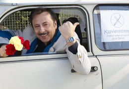 Sein absolutes Geh&ouml;r und sein zarter Anschlag &ouml;ffnen dem Klavierstimmer J&uuml;rgen Stoll (Wolfgang Stumph) in der DDR die Herzen vieler Frauen.