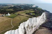 Die Kreidefelsen von Dover: Auf den Wiesen oberhalb der Klippen gedeiht aufgrund des kalkhaltigen Untergrunds eine einzigartige maritime Pflanzenwelt. Die Kreidefelsen von Dover: Auf den Wiesen oberhalb der Klippen gedeiht aufgrund des kalkhaltigen Untergrunds eine einzigartige maritime Pflanzenwelt.