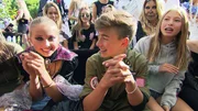 Geburtstagskind Shania (li.) mit Überraschungsgast Johnny Orlando Geburtstagskind Shania (li.) mit Überraschungsgast Johnny Orlando