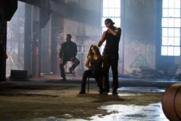 Keegan (Jason Momoa, r.) begeht den fatalen Fehler, Jimmys Tochter (Sarah Shahi, M.) zu entf&uuml;hren. Mit &auml;u&szlig;erst blutigen Folgen ...