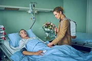 Romy Heiland (Lisa Martinek, r.) besucht Robert Sander (Thomas Lawinky, l.) im Krankenhaus. Hat seine Pflegerin ihm eine Überdosis an Medikamenten verabreicht? Romy Heiland (Lisa Martinek, r.) besucht Robert Sander (Thomas Lawinky, l.) im Krankenhaus. Hat seine Pflegerin ihm eine Überdosis an Medikamenten verabreicht?
