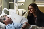 Trotzt seiner schwerwiegenden Verletzungen versucht Max Keenan (Ryan O'Neal) vor seiner Tochter (Emily Deschanel) St&auml;rke zu zeigen.
