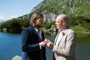 Der gl&uuml;cklichste und gleichzeitig schwerste Tag ihres Lebens: Norbert Bichler (Peter Kremer, r.) heiratet seine Sofia. Mit dabei ist Trauzeuge Markus Kofler (Sebastian Str&ouml;bel, l.).