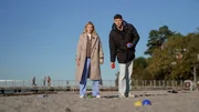 Marko Grgić und seine Freundin Mia beim Boccia am Strand in Flensburg. Marko Grgić und seine Freundin Mia beim Boccia am Strand in Flensburg.