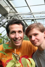 Willi mit der Forscherin Manuela Binder im Schmetterlingshaus des Botanischen Gartens in M&uuml;nchen.