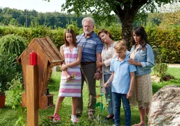 Julika (Lucie Heinze, re.) trauert mit ihren Kindern Leni (Falka Klare, li.), Max (Simon Tiefenbacher, 2. v. re.) und ihren Schwiegereltern Georg (Miroslav Nemec, 2. v. li.) und Christa (Lilly Forg&aacute;ch, 3. v. li.).