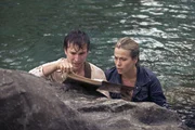 Der einzige Hinweis auf den Verbleib der m&auml;chtigen Waffe ist ein Buch, das in der Sprache der V&ouml;gel verfasst ist. Flynn (Noah Wyle) und Nicole (Sonya Walger) versuchen mit aller Kraft, den Hinweisen zu folgen. Der begabte Student Flynn Carsen tritt seinen ersten Job an der Metropolitan Bibliothek an. Dort erwartet ihn eine gro&szlig;e &Uuml;berraschung: In einem geheimen Trakt des Geb&auml;udes werden die wertvollsten Sch&auml;tze der Menschheitsgeschichte aufbewahrt, darunter der Speer, den ein r&ouml;mischer Soldat einst Jesus in die Seite stie&szlig;. Als dieses heilige Artefakt von der mysteri&ouml;sen "Bruderschaft der Schlange" gestohlen wird, soll Flynn es zur&uuml;ckholen - ein Auftrag, der f&uuml;r ihn zum Abenteuer seines Lebens wird ...