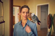 Der freche Graupapagei Youri ist Romy Heiland (Lisa Martinek) als einziges Relikt aus ihrer Beziehung zu ihrem Ex-Freund Ben geblieben.